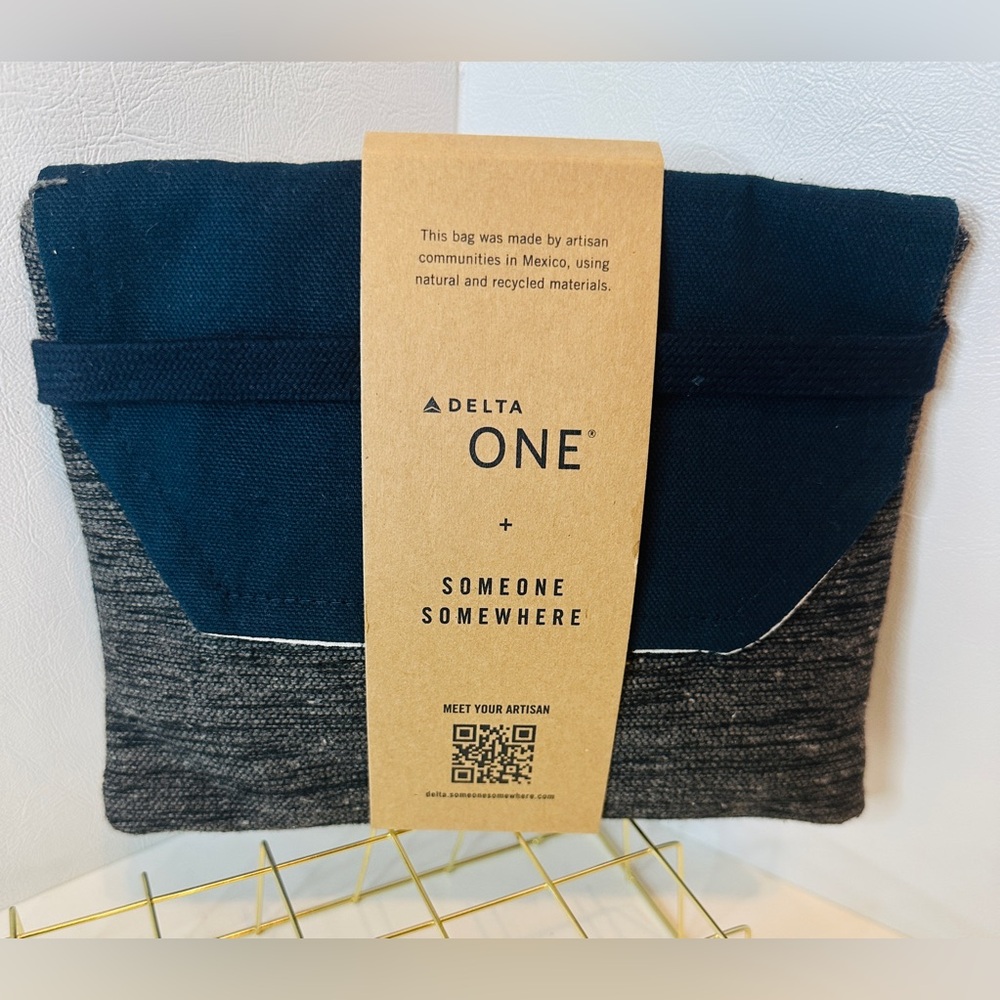 Delta One Navy Blue Someone Somewhere Travel Amenity Toiletry Bag W/ Content